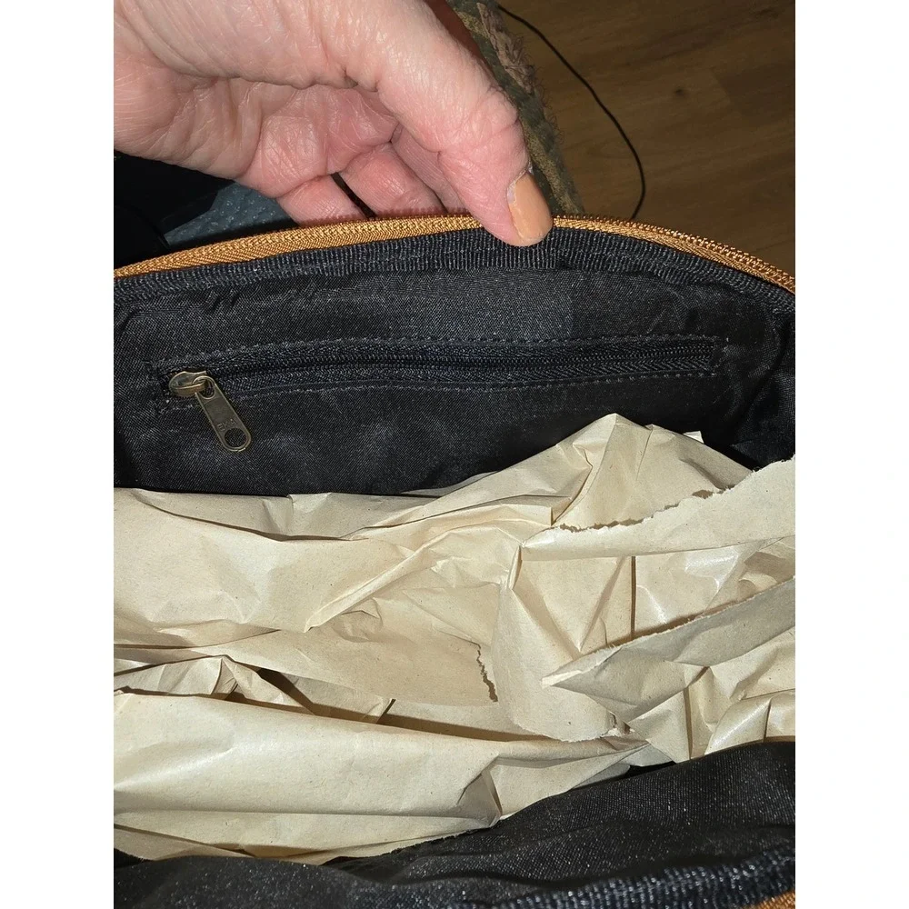 American Leather Co. Shaving bag, camel color, unused, excellent condition.‎